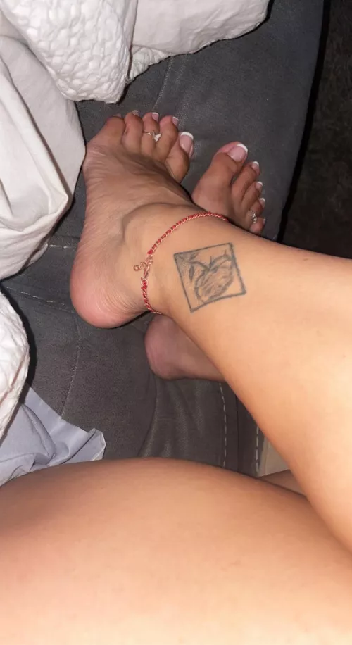 Im soooooooo needy right now and sexually frustrated someone come seduce my toes and me by vvvnnnal