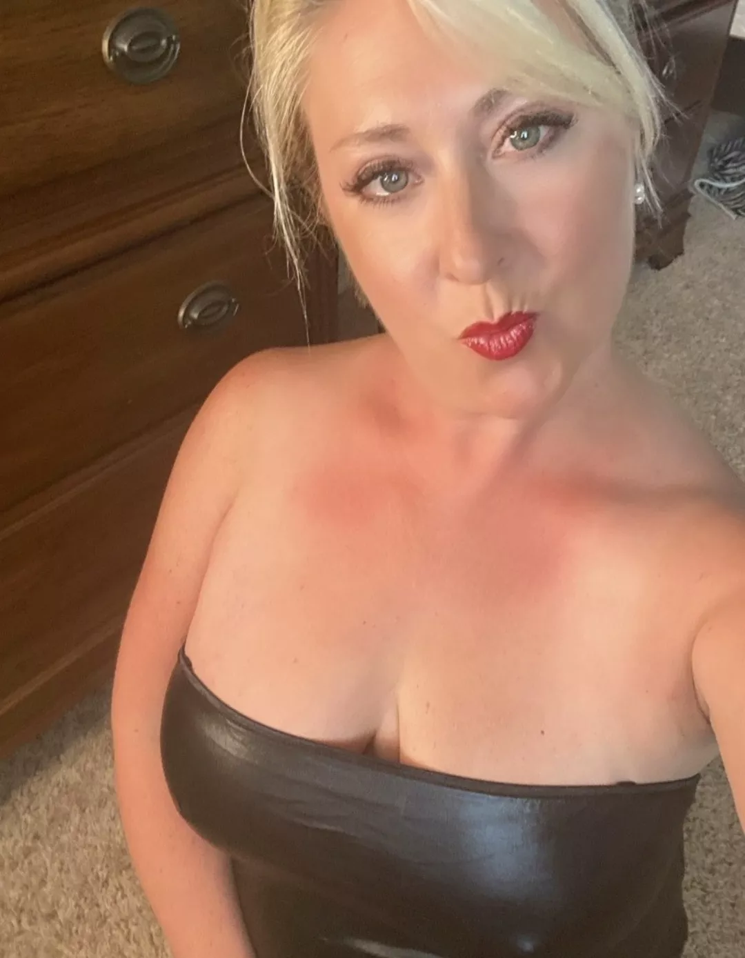 I’m thinking about putting my lipstick on your dipstick 👄👅 posted by mamamilfqueen69