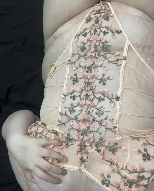 I’m usually self conscious about my stretch marks, but this time they look like lightning or vines. by beelzebaybee