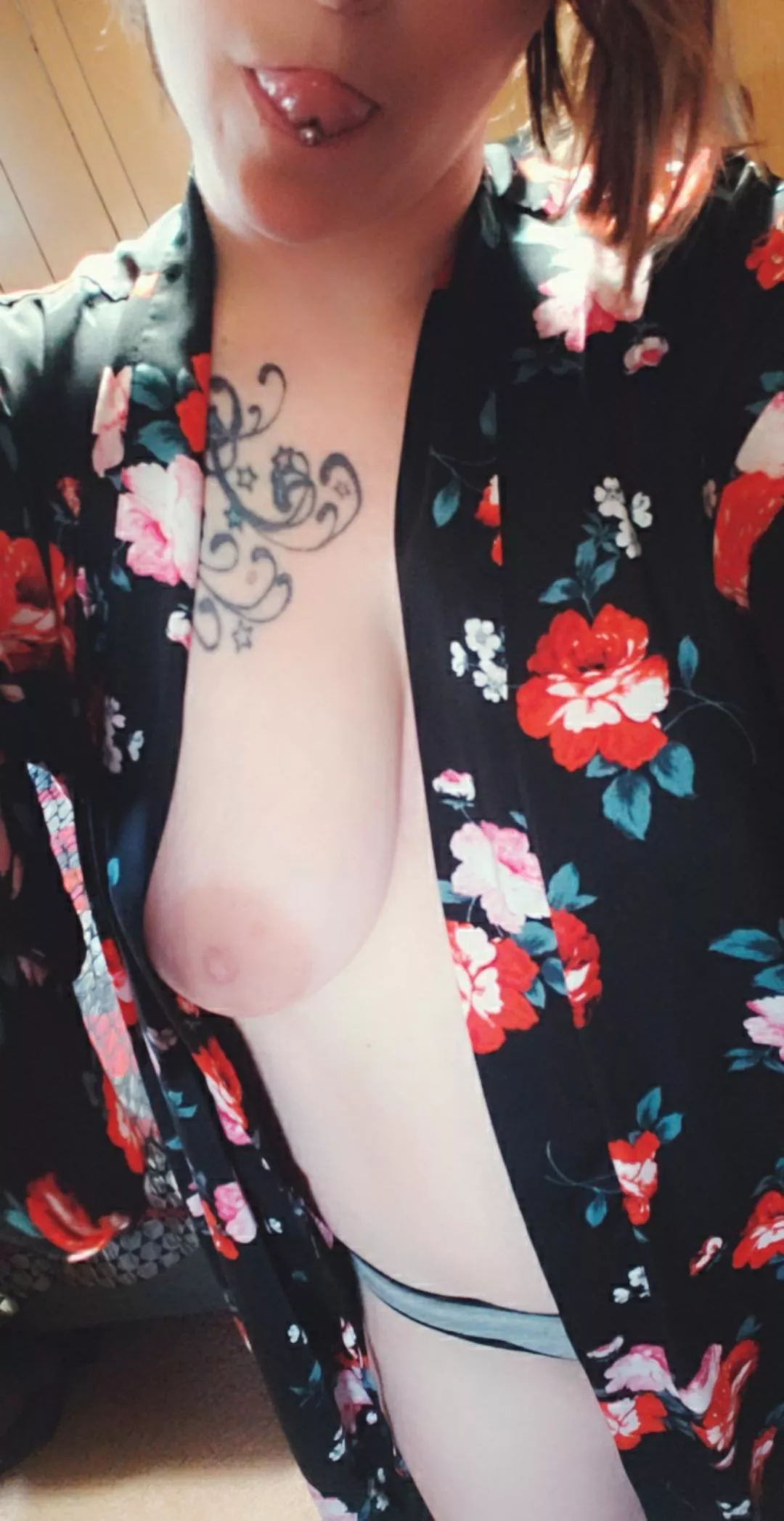 [IMAGE] Poking out waiting for you to help me undress! (f)34 posted by PAdragonlovers