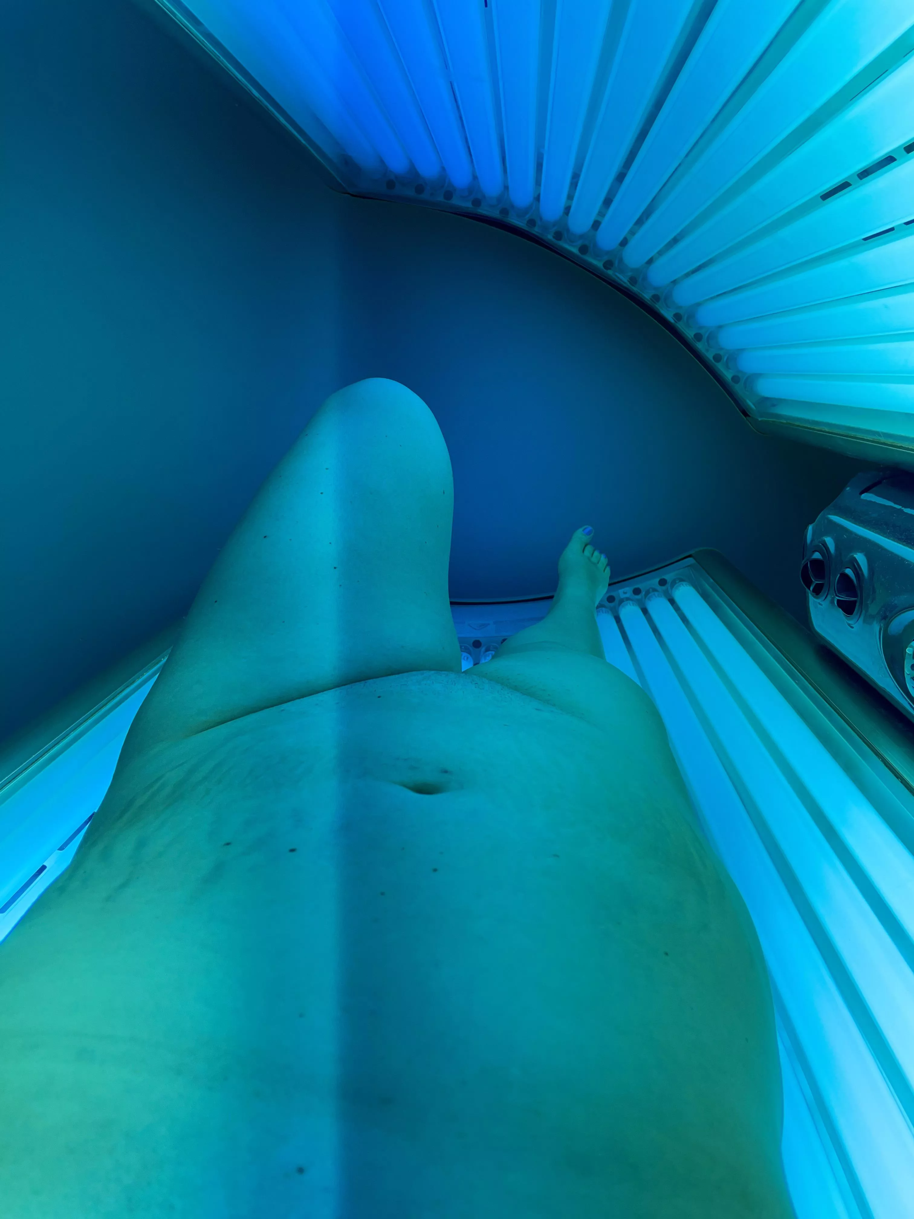 [image] y’all make me feel so hot! Here’s a teaser from the tanning bed! posted by Hptae256