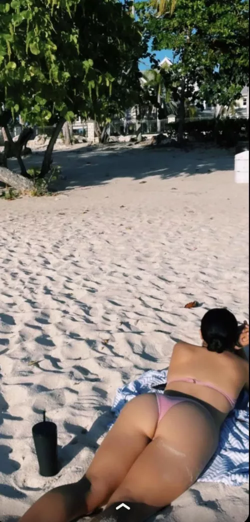 Imagine walking on the beach and u see this by Winallthetimelol