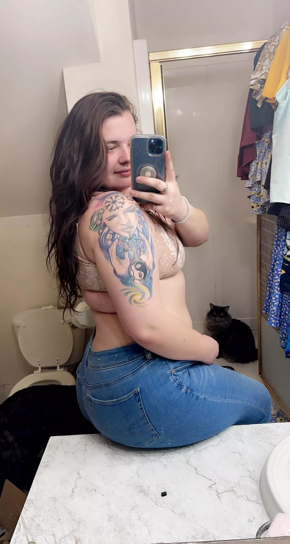 Imma need help getting these jeans off 😩 posted by macockkk