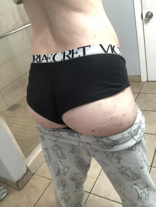 🍑 in black by Potential-Disaster75