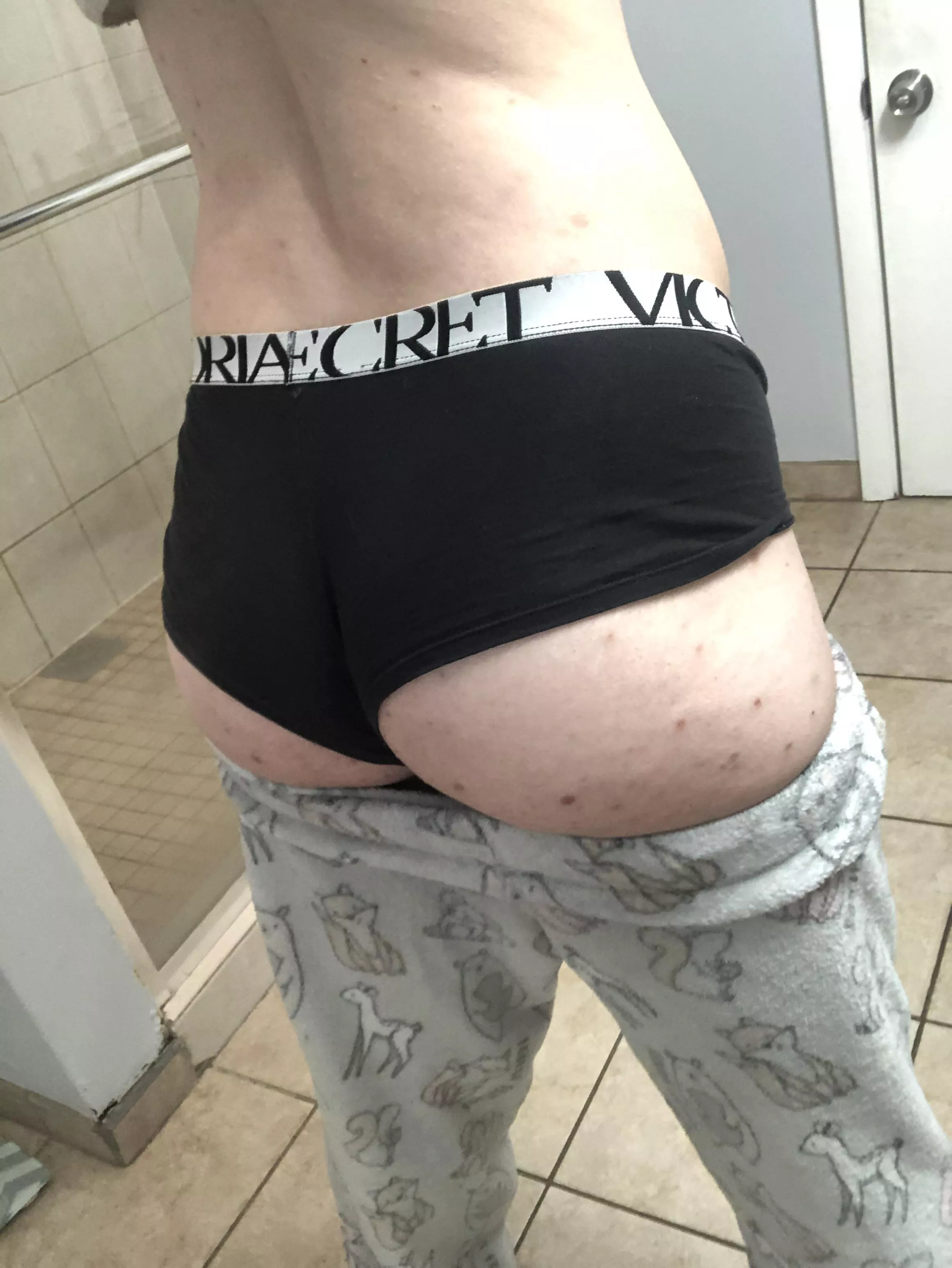 🍑 in black posted by Potential-Disaster75