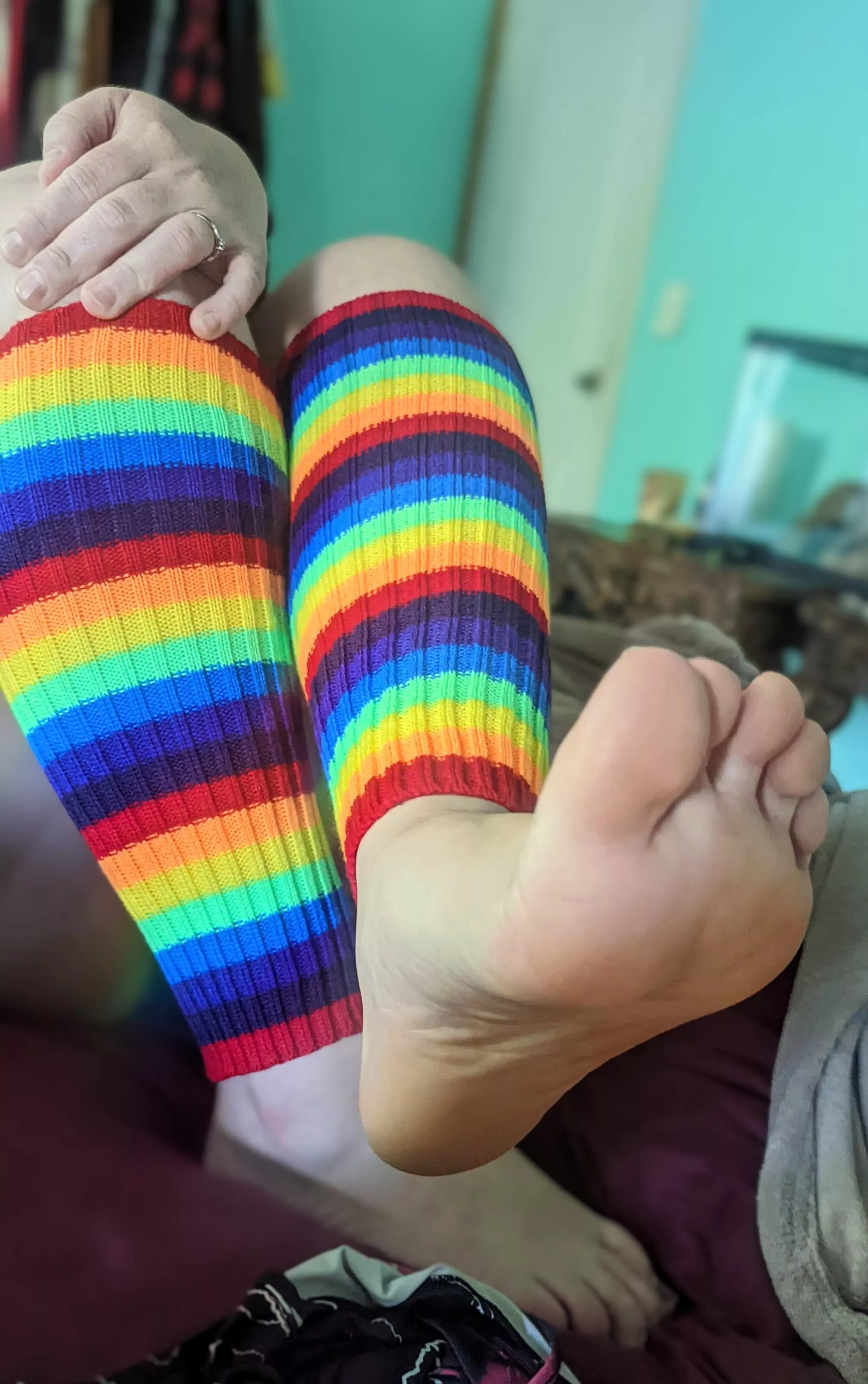 In love with my new leg warmers. They compliment my feet so well. posted by Red_Velvets_Best