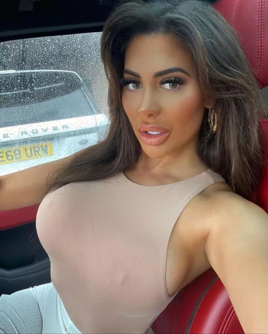 Incredible brunette posted by celebhardon