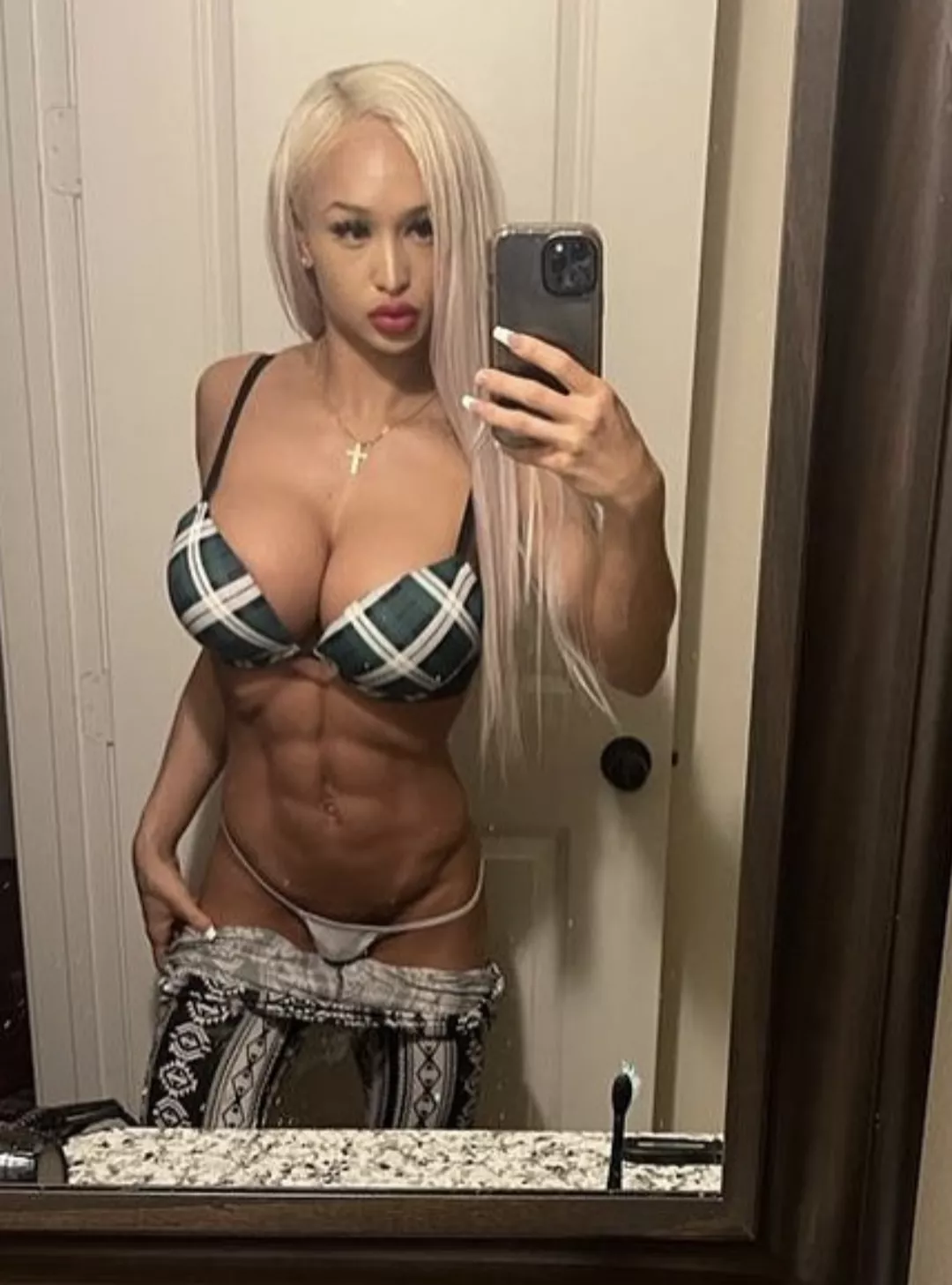 Insane abs posted by Beginning-Internet91