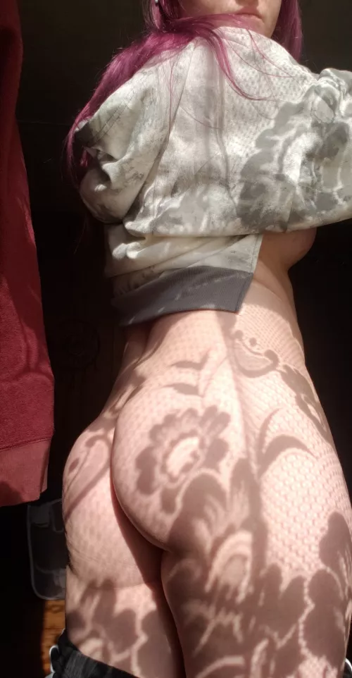 Interesting lighting on my ass [f21] by daarctickitty