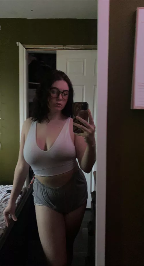 Is it Friday yet? 🤍 (20f) by kenn_xoxo