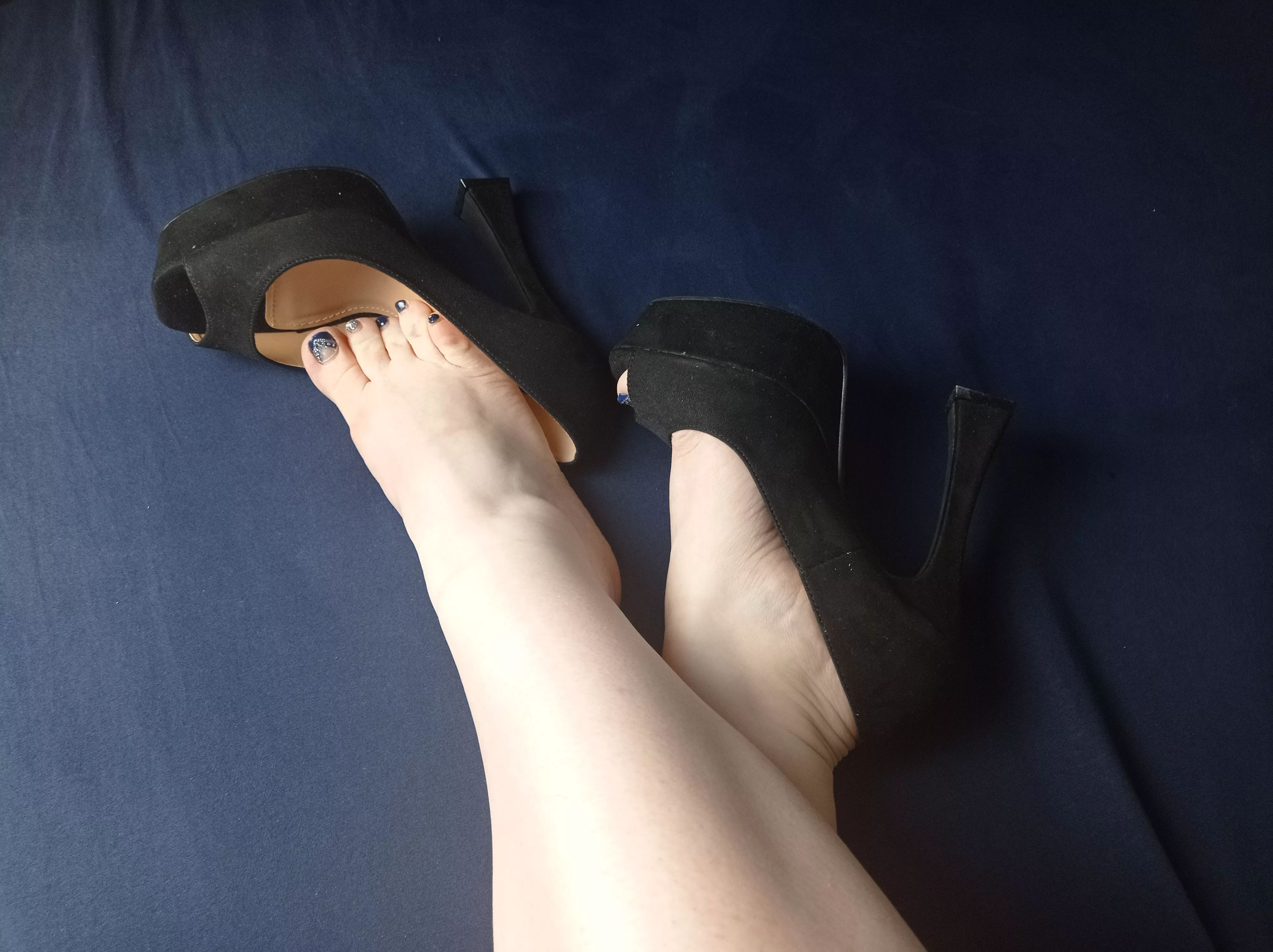 Is it naughty to be in bed in my favorite pumps? 👠 👣 posted by Wriggly_Feet