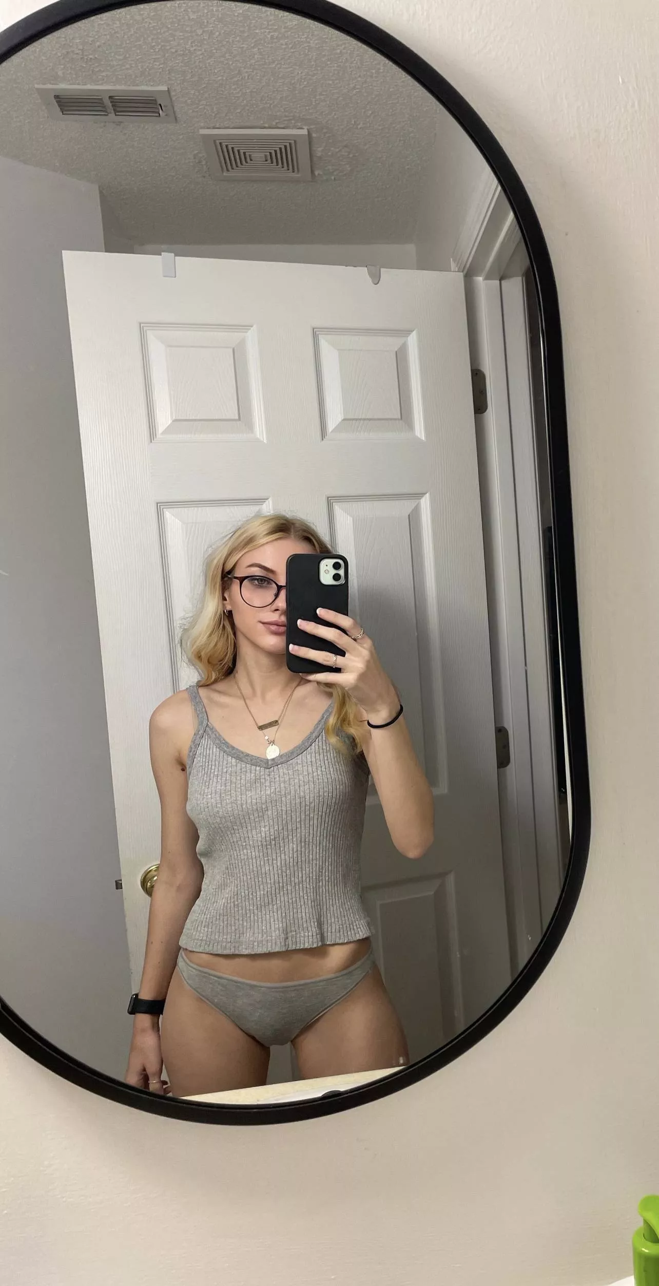 is it weird that I still laugh at the will smith slap lol (21f) posted by Kyliesfeettt