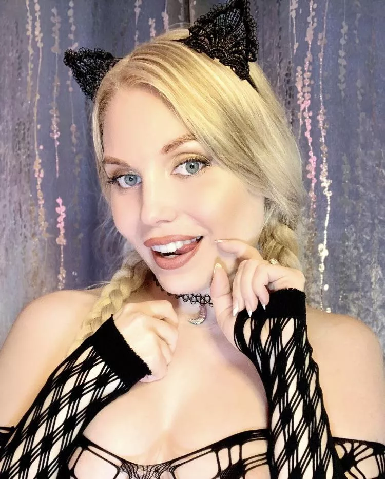 Is my smile turning you on? posted by ittybittyprettykitt