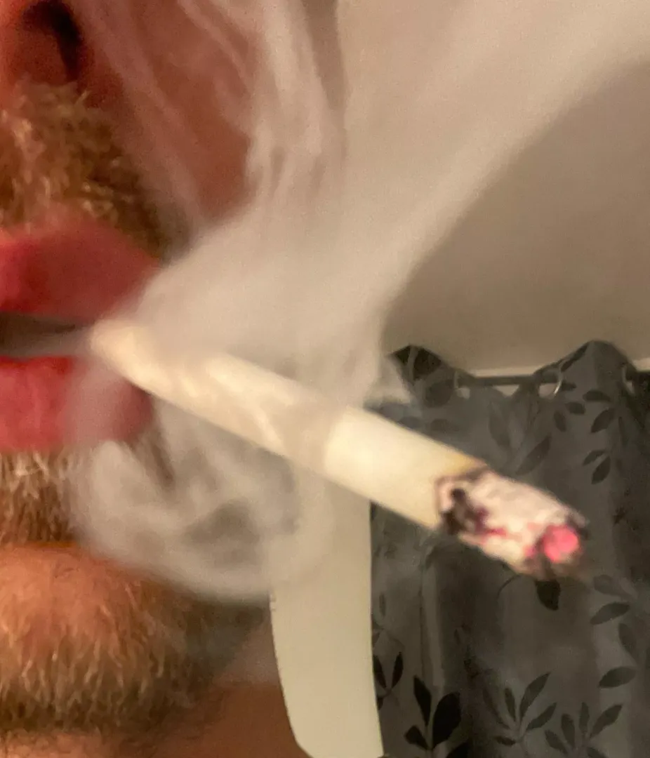 Is there any woman who like to watch men smoke? Ive been asking myself that question for years now posted by mark_ten_ks