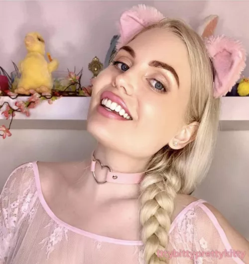 Isn’t my pink collar cute ? 💕 by ittybityprettykitty