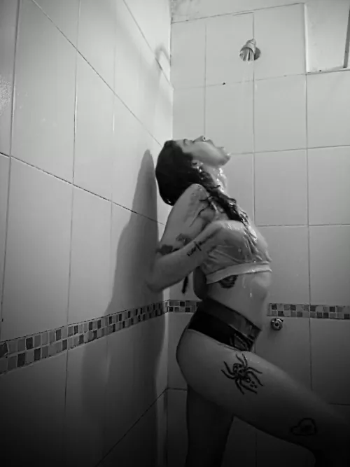 It amuses me to touch myself in the shower. You want to see?GO TO COMMENTS by linda_infinita