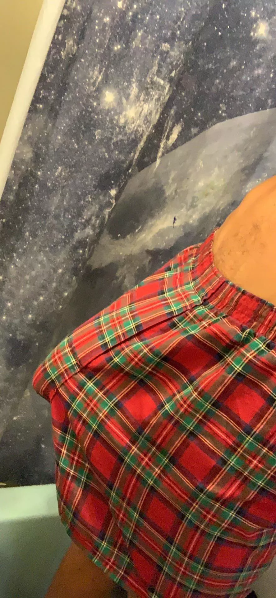 It gets sweaty in there 💦😮‍💨 posted by hungandskinny2