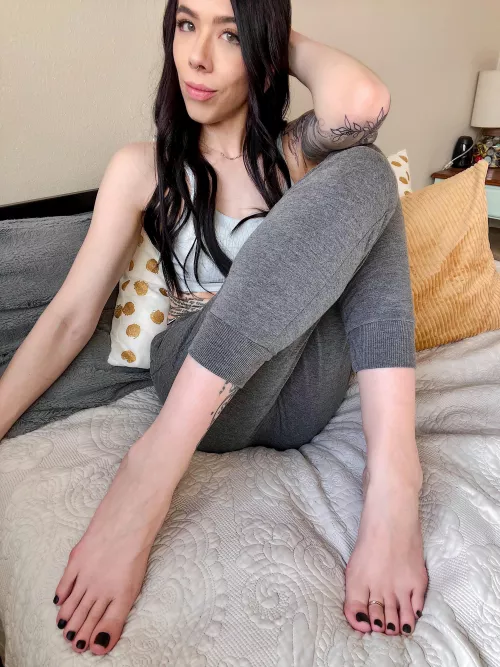 It my Friday! Will you stay at my feet over my week off? 😈 by Thehustlerant