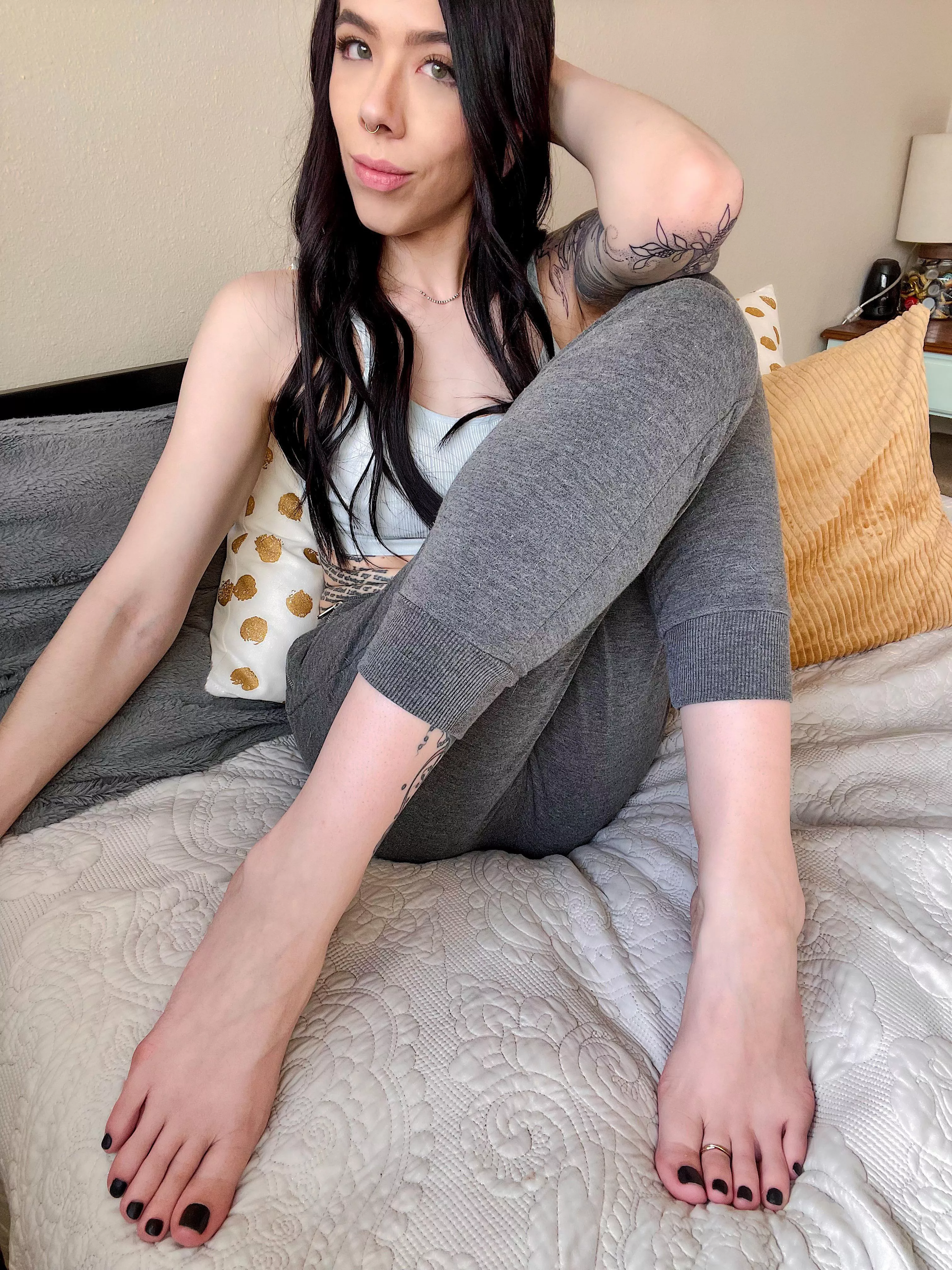 It my Friday! Will you stay at my feet over my week off? 😈 posted by Thehustlerant