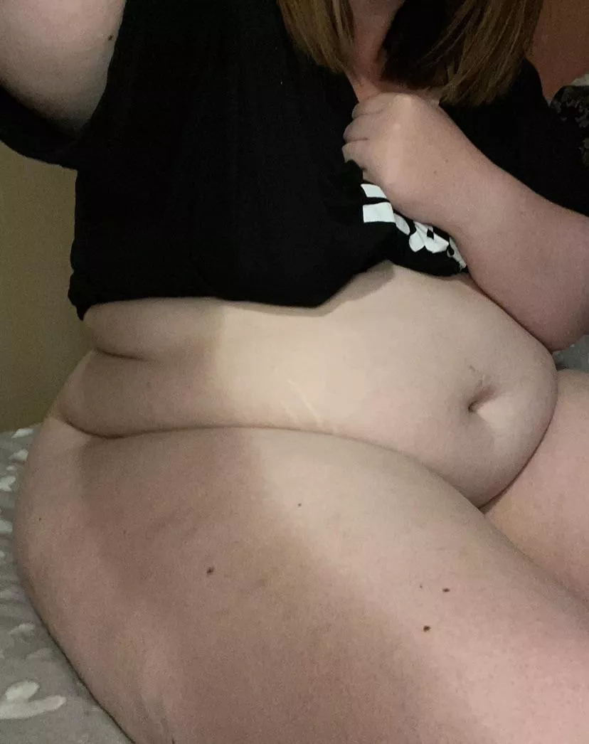 It so should be tummy Tuesdays! What do you think? 😍 posted by harritoyou_x