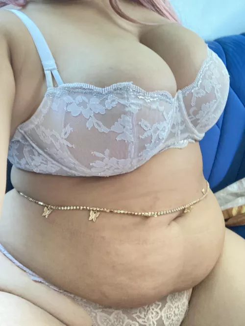 It was my bday last week so I had to fill up on cake of course👀 now my belly chain barely fits by honeybbdd