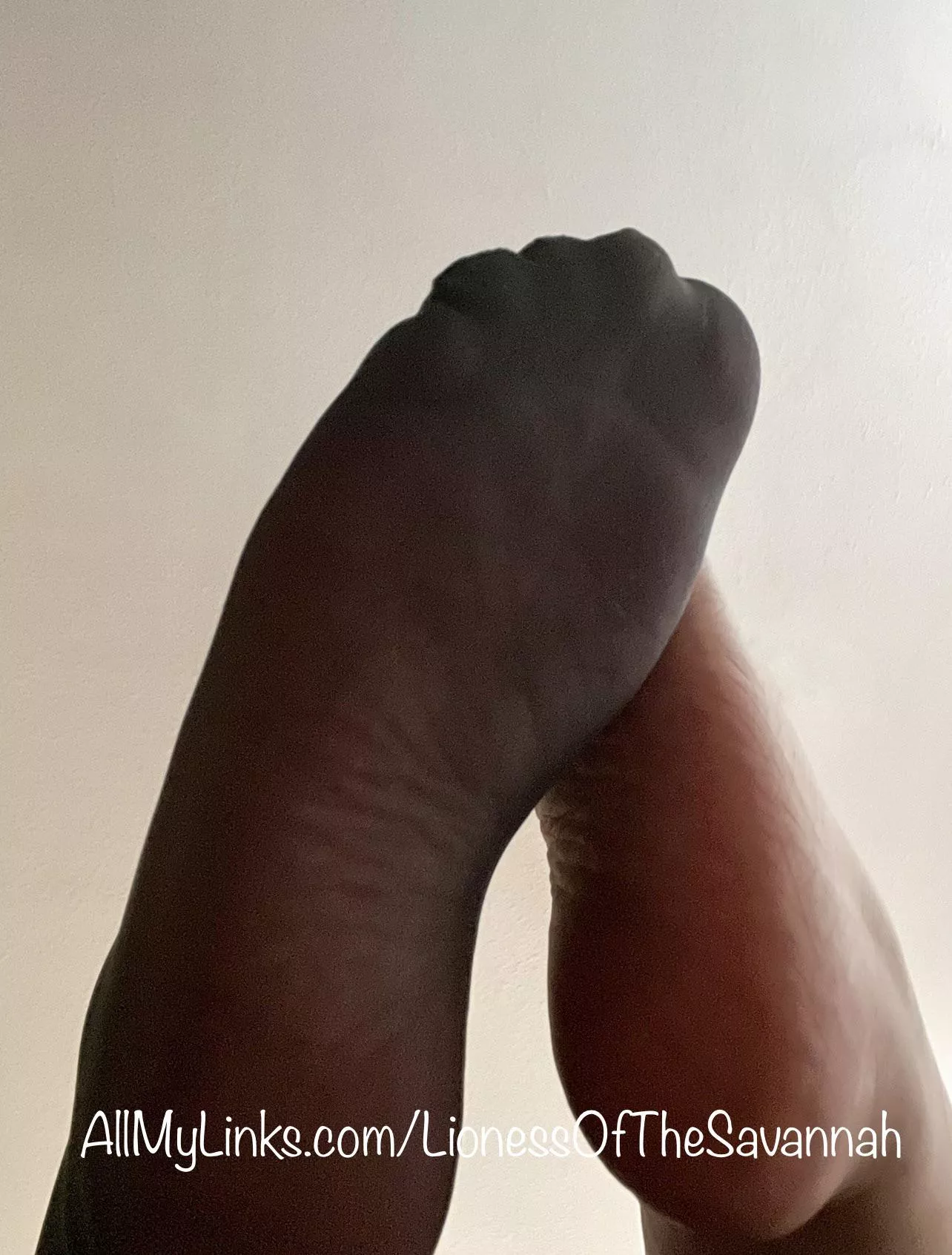 It’s Foot Fetish Friday! 😉😏 What’s your favorite thing about my feet?! 😋😜 (F) posted by Savannahs_Feet