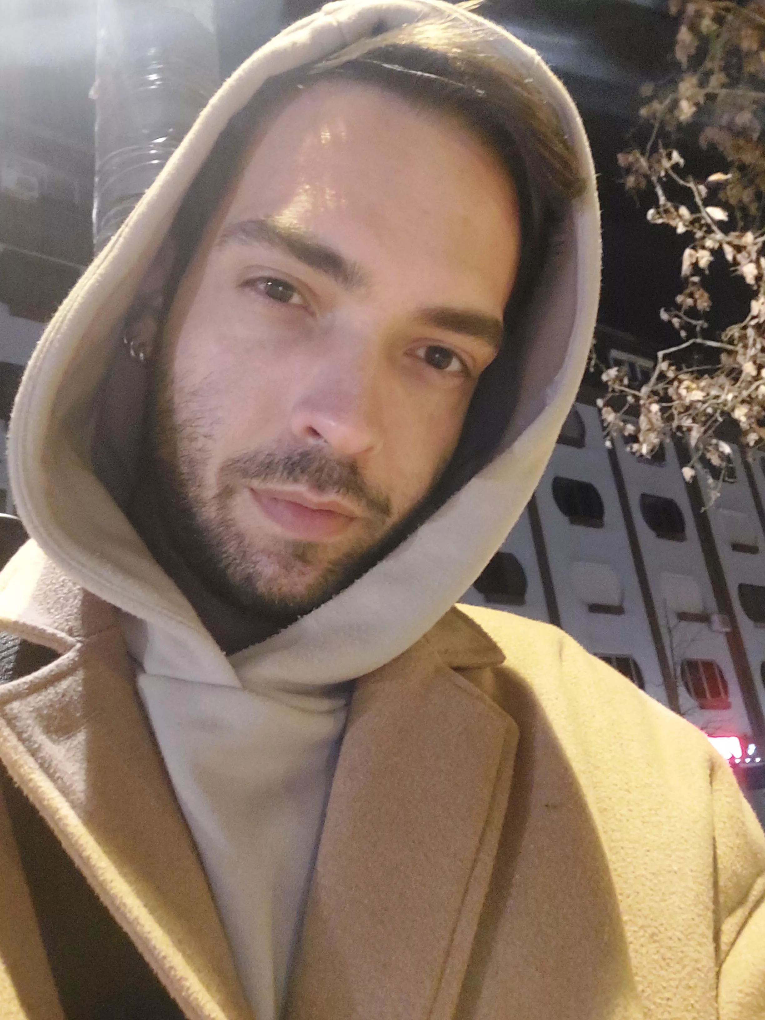 its so cold at 4 am. someone offer bed and breakfast for a warm gaymer ☺☺ posted by Peeaki