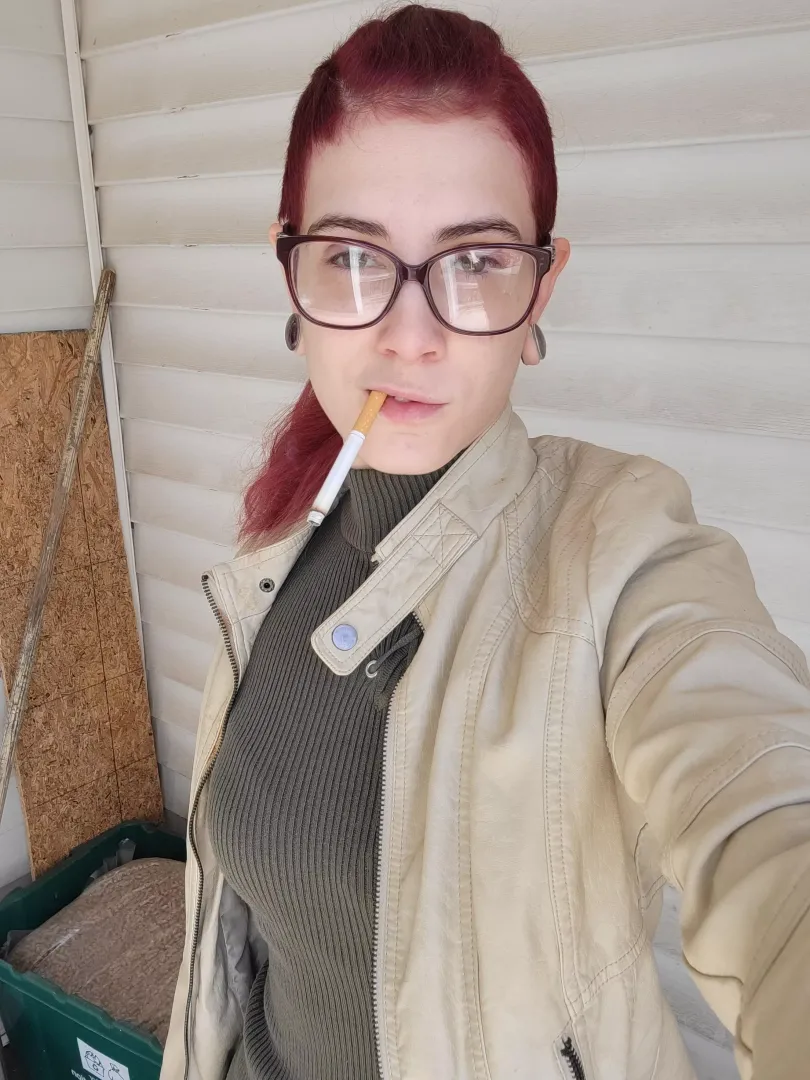 it's so nice out today 🥰 I fixed my hair color so it's a bit less pink and more red hehe 😘 posted by Kinkylittlehippy