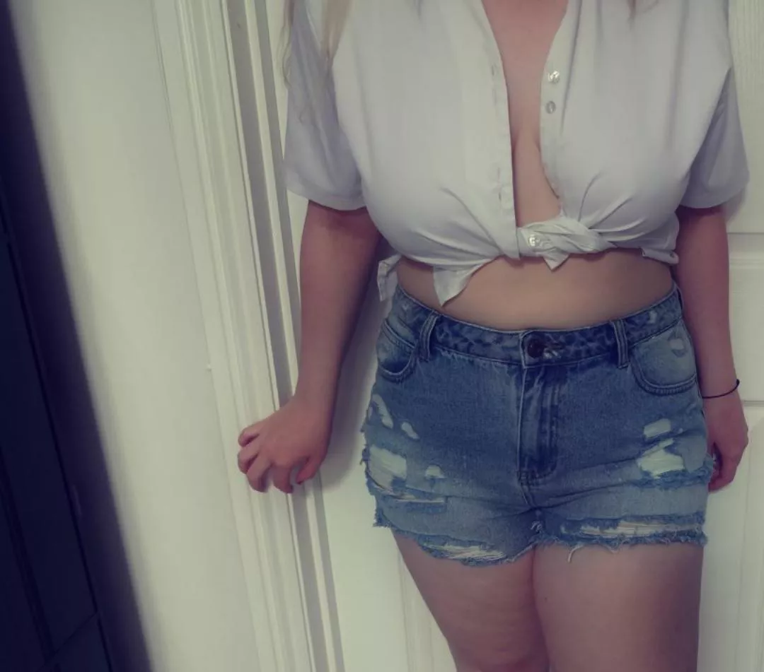 it's such a hot day🥵 posted by itsJessieTee