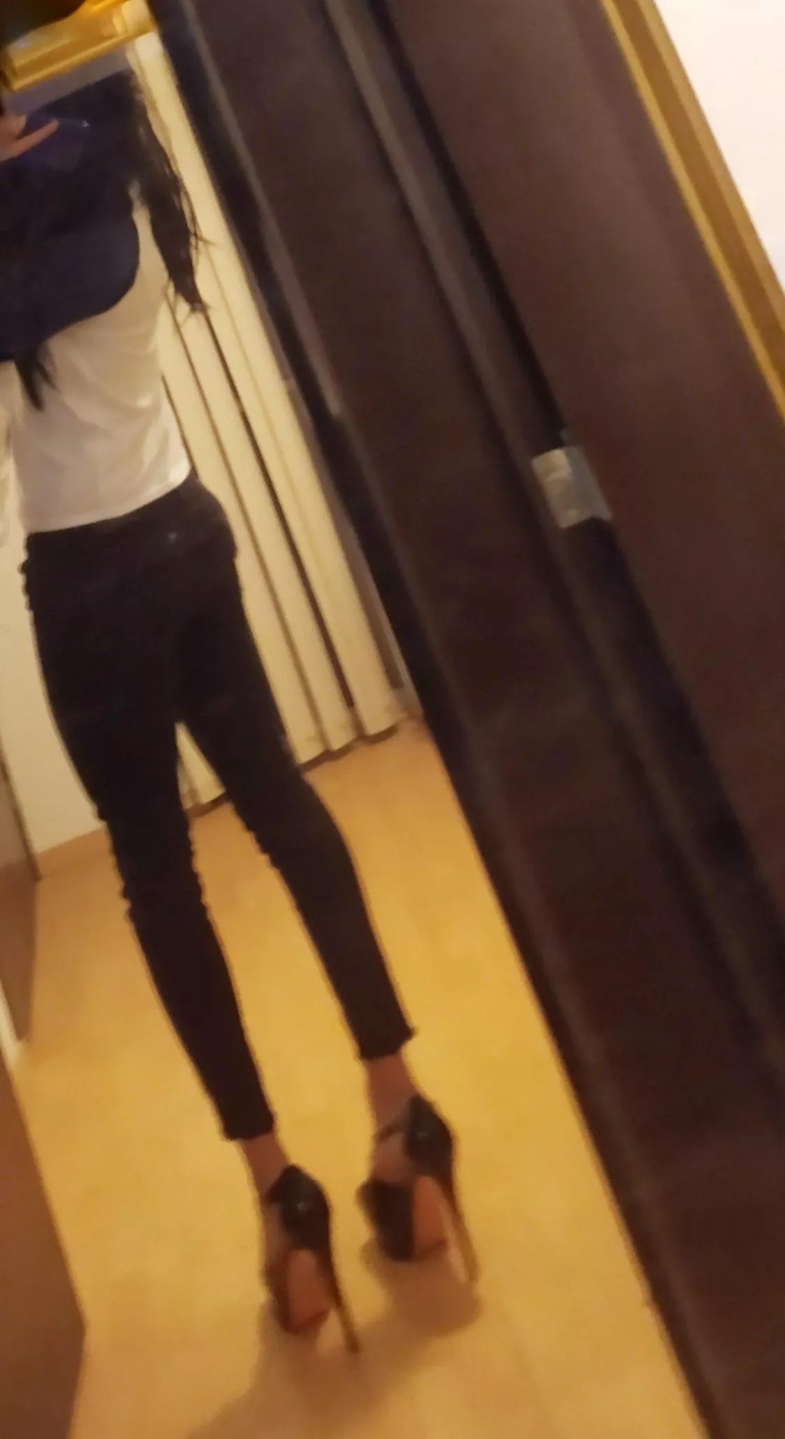 It's time to go 💕 (oc) skinny black jeans and black shoes can't go wrong 😘 posted by soldaderyan