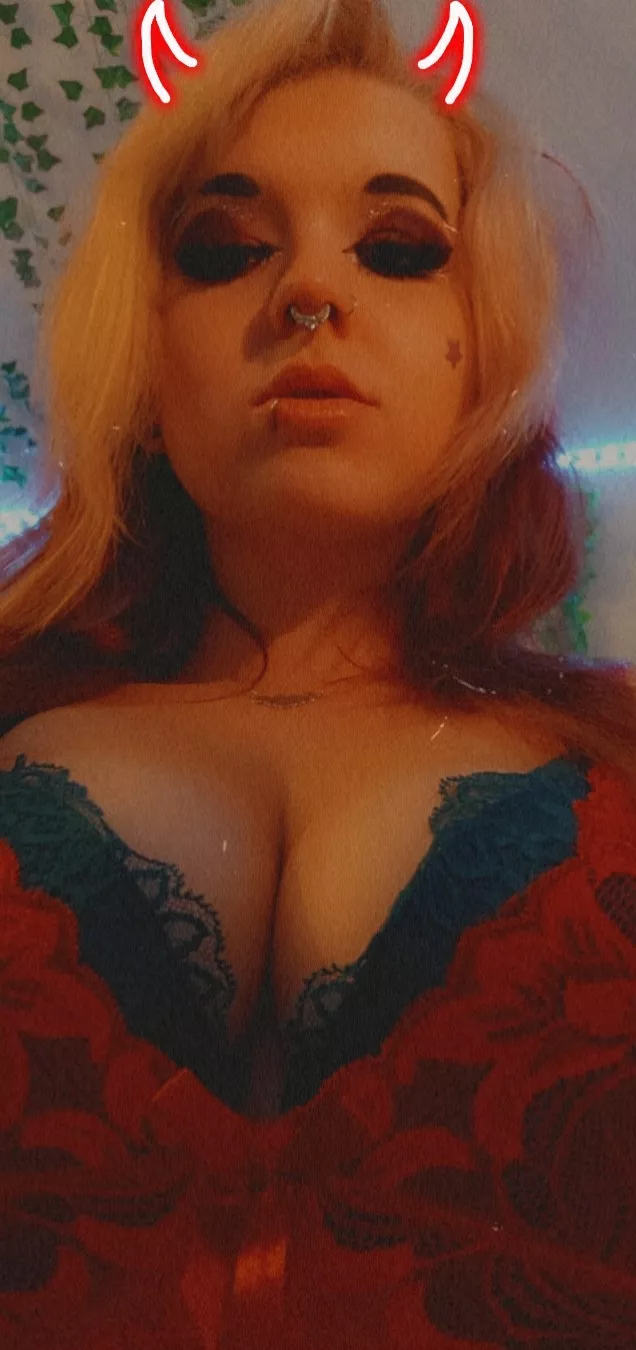 Its titty Tuesday 🖤🖤🖤 posted by KayBunn23