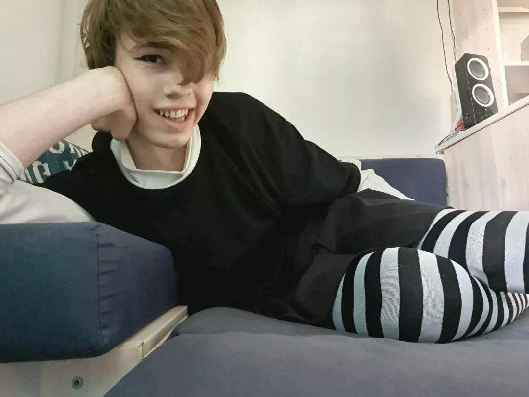 ive been practicing eyeliner, really love how fem it makes me posted by Femboy_pfp