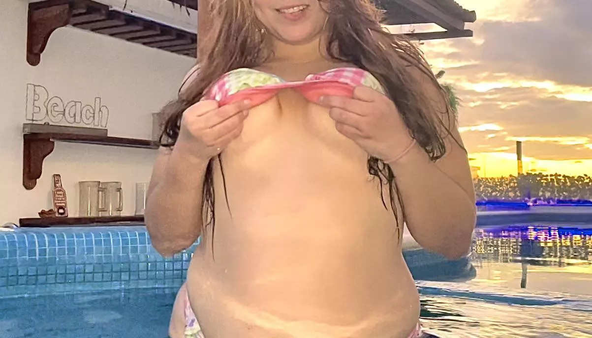 Jacuzzis make me happy! 😁 posted by penelopelandd