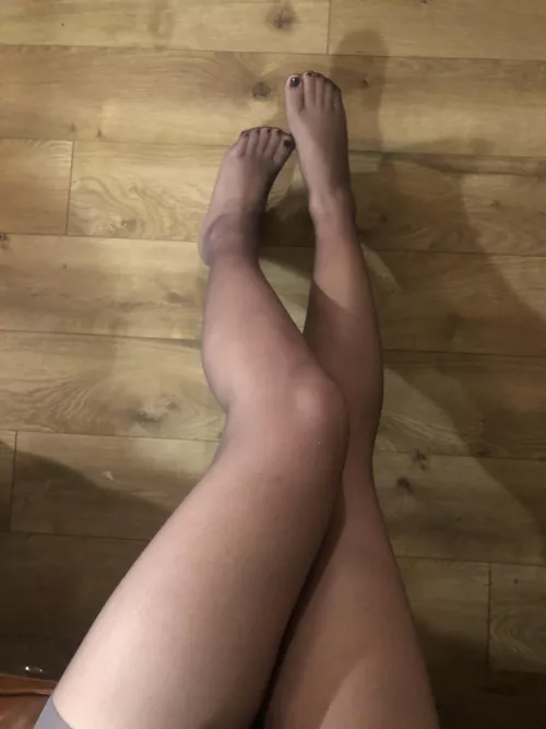 Japanese girl Raina here. How do you like my new favorite pantyhose in “barely black” 😋 by Vornado_1992