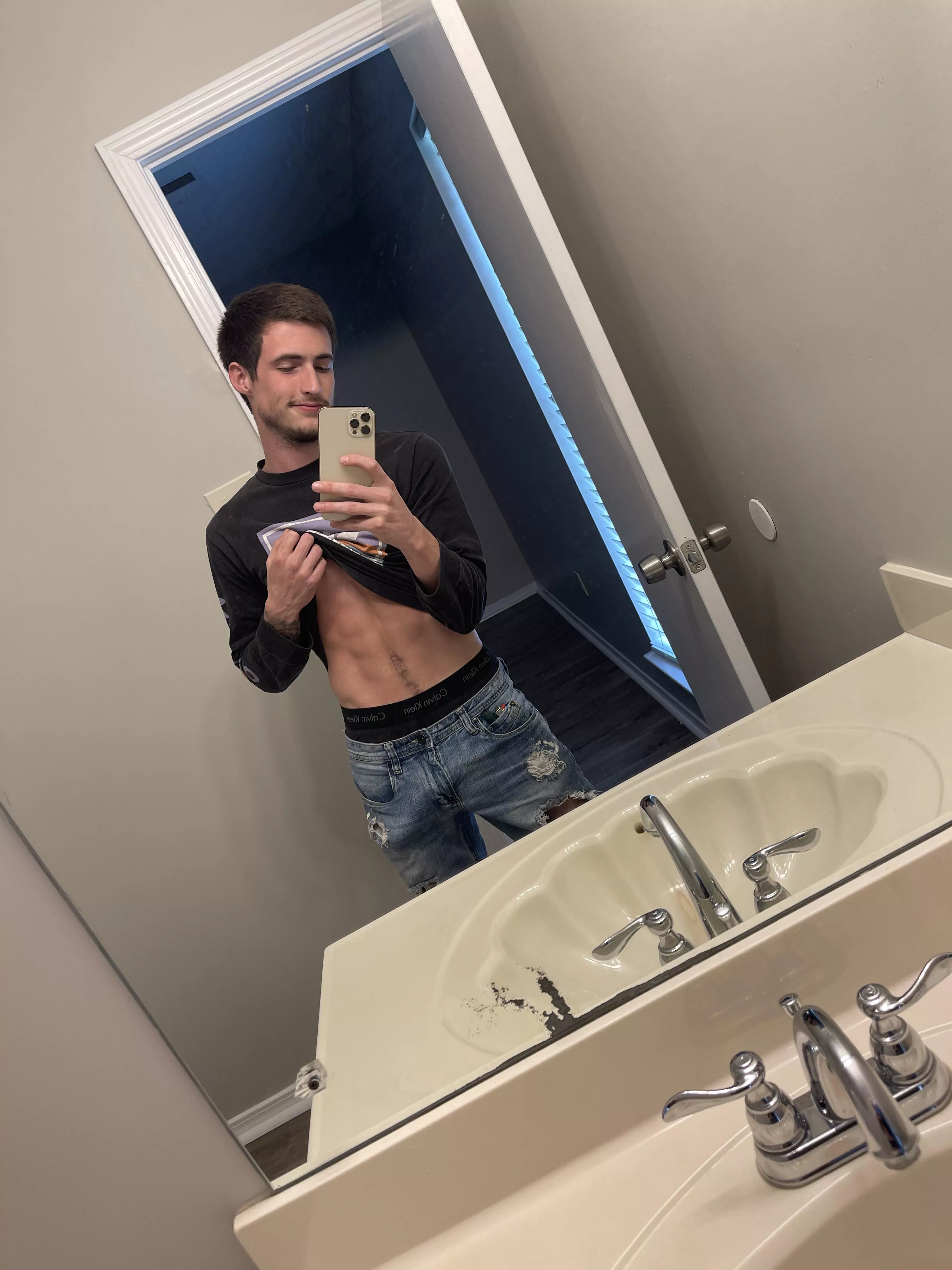 Jeans bulge😜 posted by MaxPriceOF