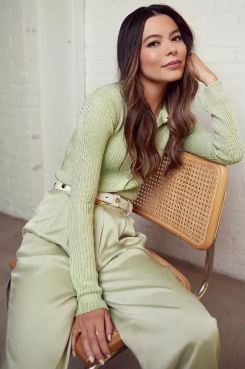 Jerking to Miranda cosgrove by Threwup101