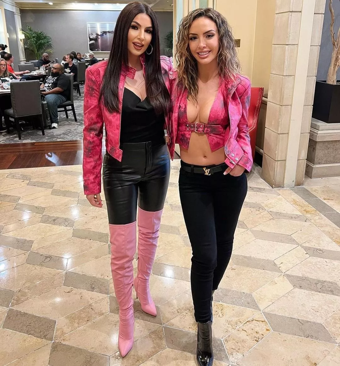 Jessica and Cassie posted by JohnHart24