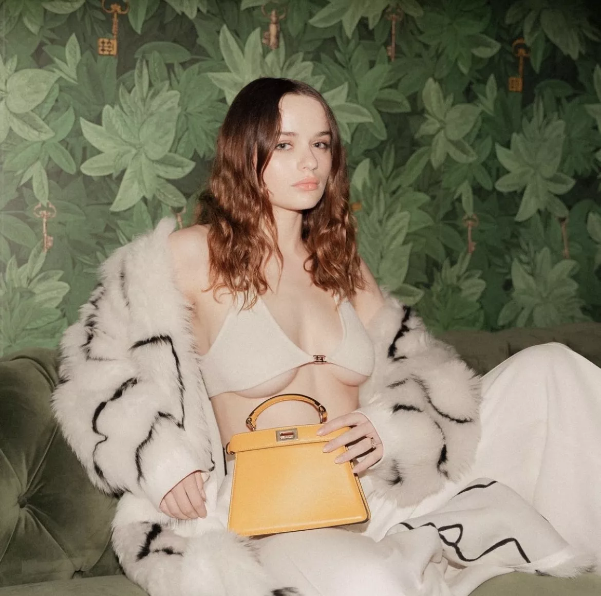 Joey King's underboobs posted by cor0094