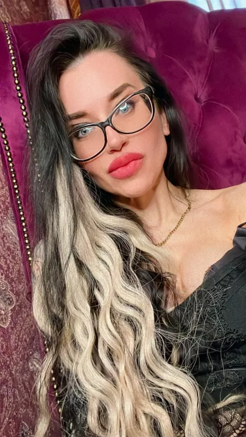 Join me, free page, link below ⬇️ by Juliadomaina