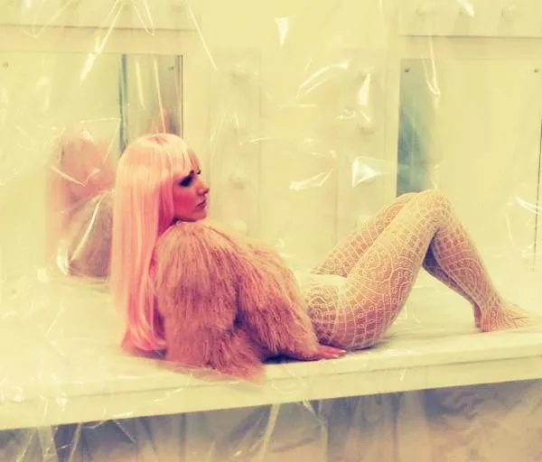 juicy lucy with blonde wig posted by bhardason