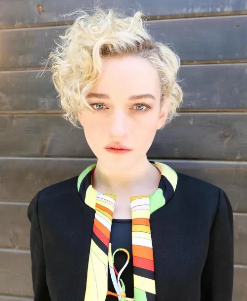 Julia Garner by GlamMetalLion