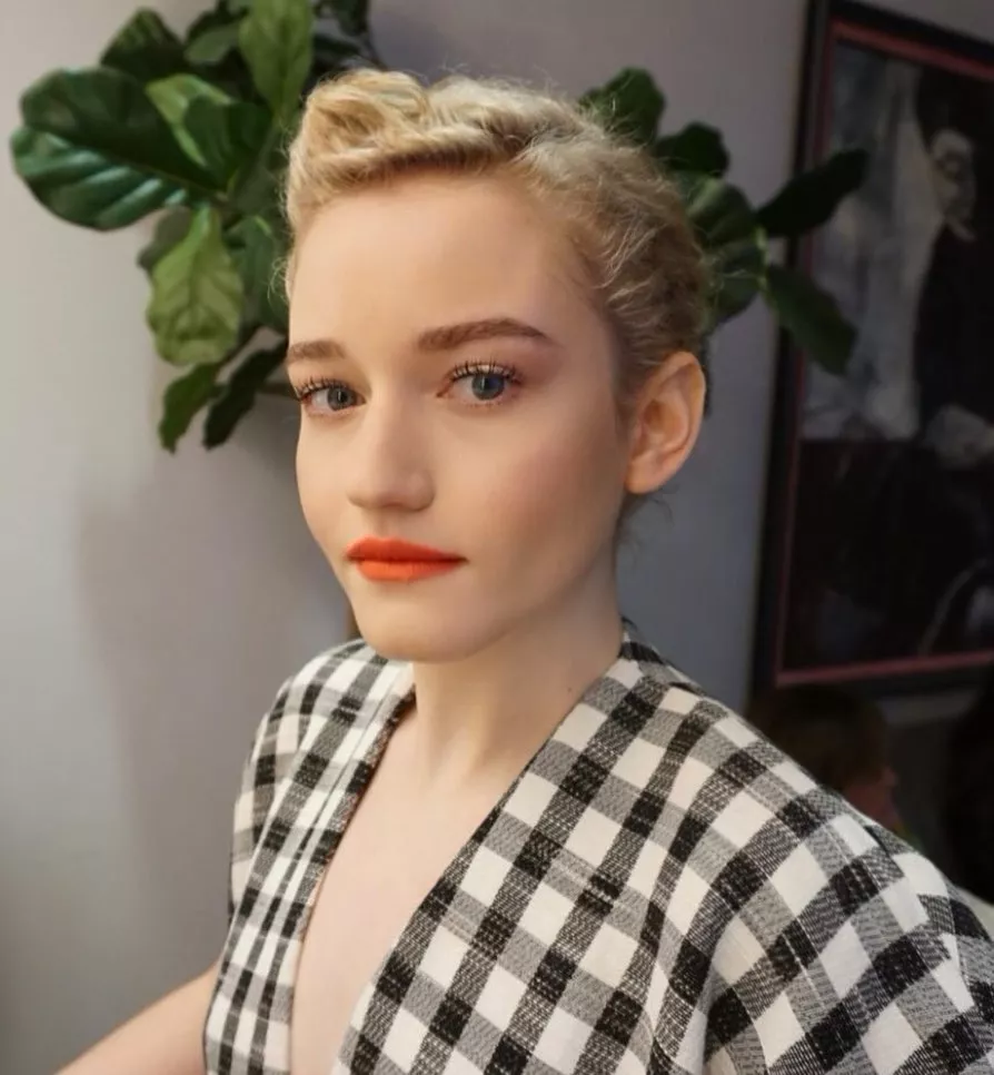 Julia Garner posted by GlamMetalLion