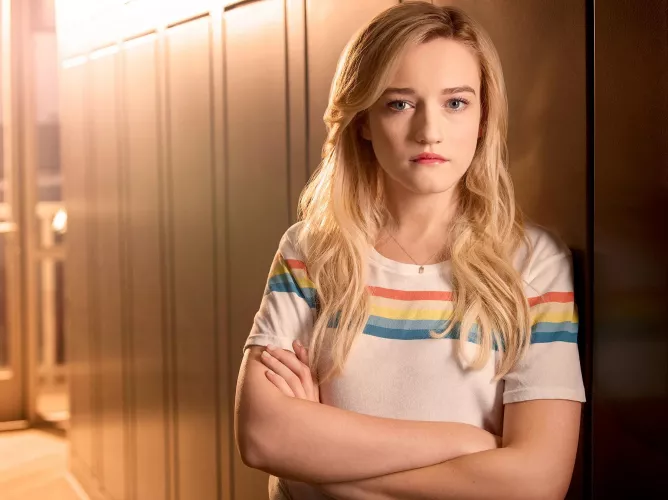 Julia Garner by GlamMetalLion