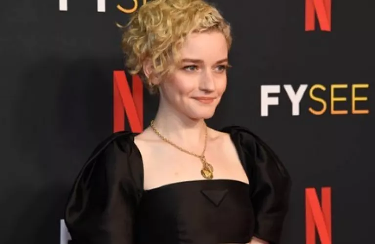 Julia Garner by GlamMetalLion