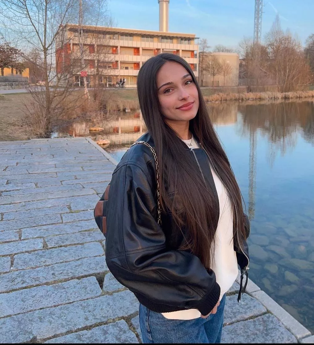 Julia Knezevic posted by flyfish6000