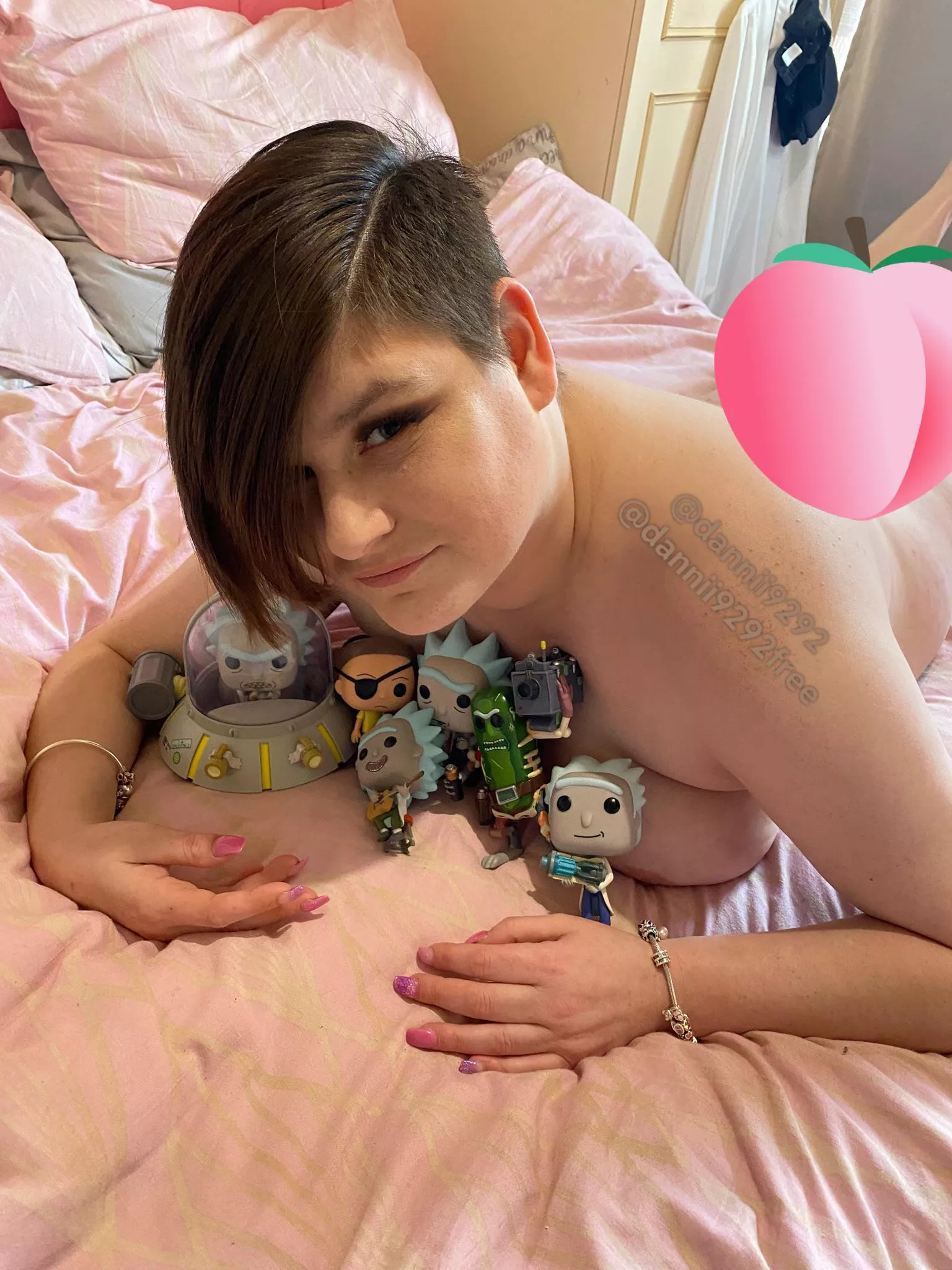 Just a curvy kinky geeky stoner! posted by Clear_Raise_9678