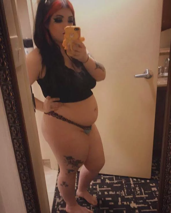 Just a hotel room mirror selfie 👀 posted by Throwawwayyyy110011