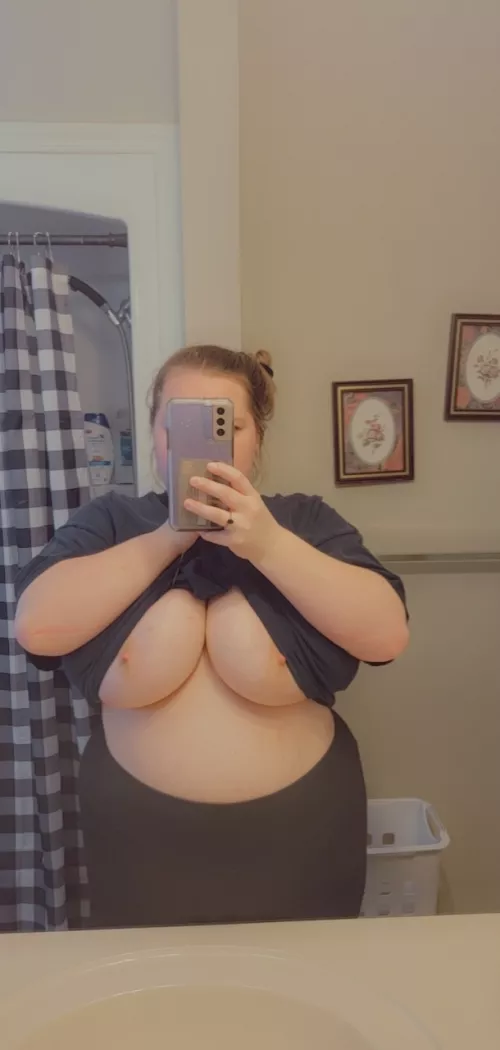 just a lil peek👅 by RainaMay