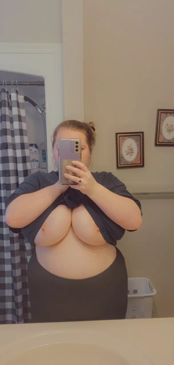 just a lil peek👅 posted by RainaMay