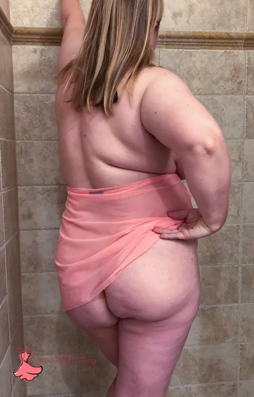 just a little peek at this mom's butt (f) by mrsdelilahkay